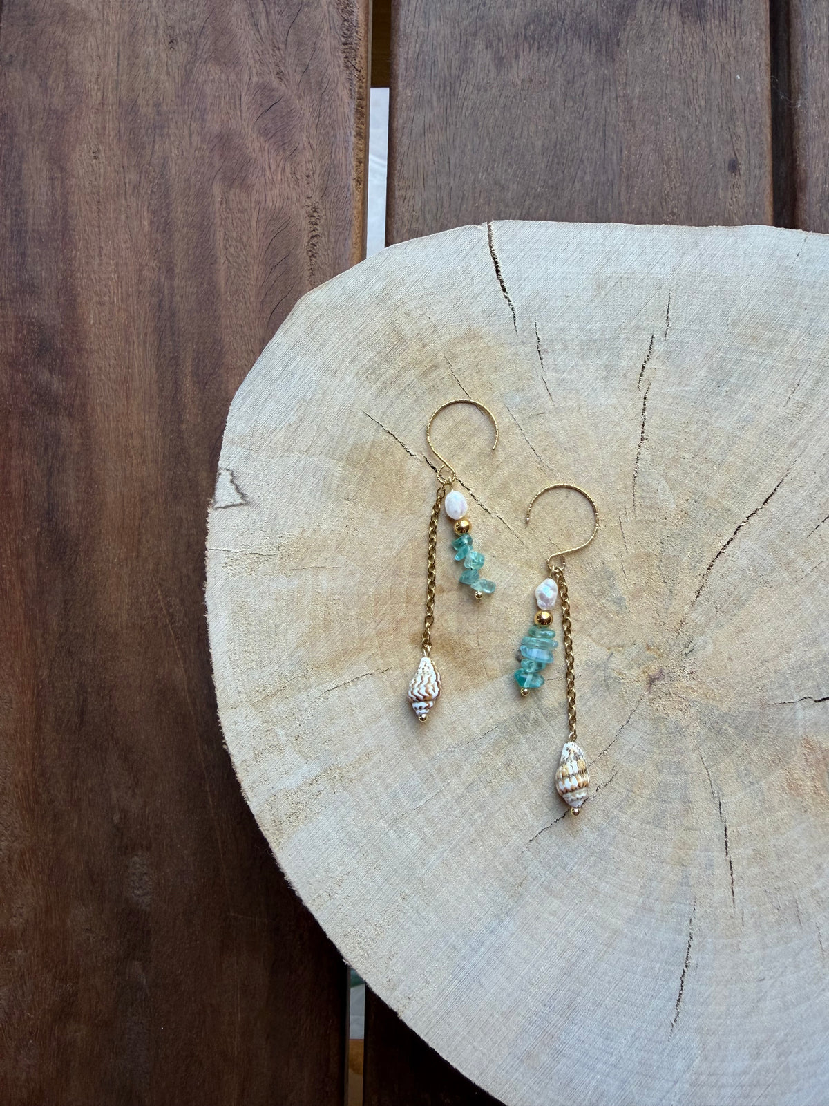 Boucles d’Oreilles Apatite Bleue, Perle d’Eau Douce & Coquillage