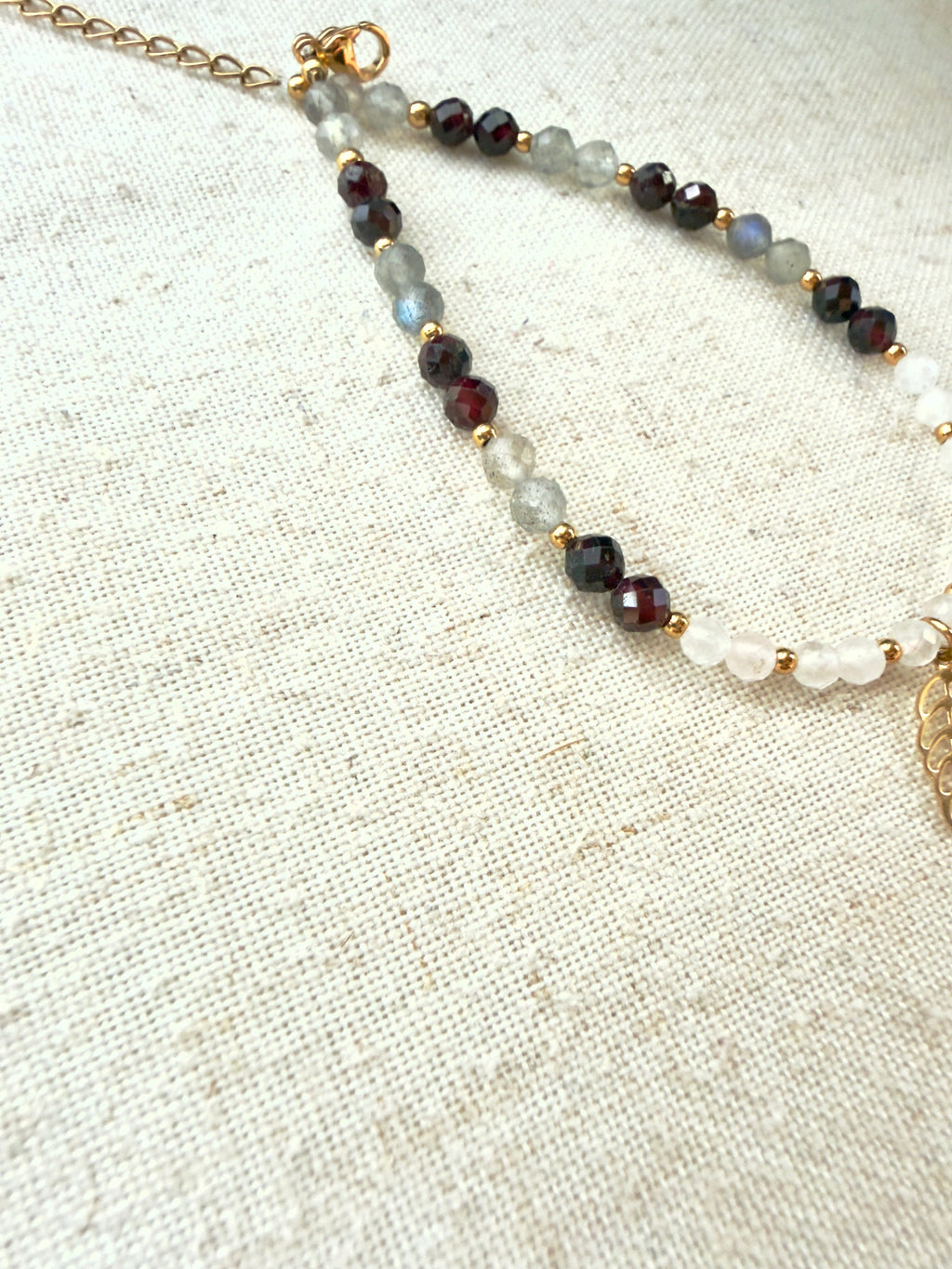 Bracelet en pierres naturelles pierre de lune, grenat et labradorite avec breloque feuille – Aléa