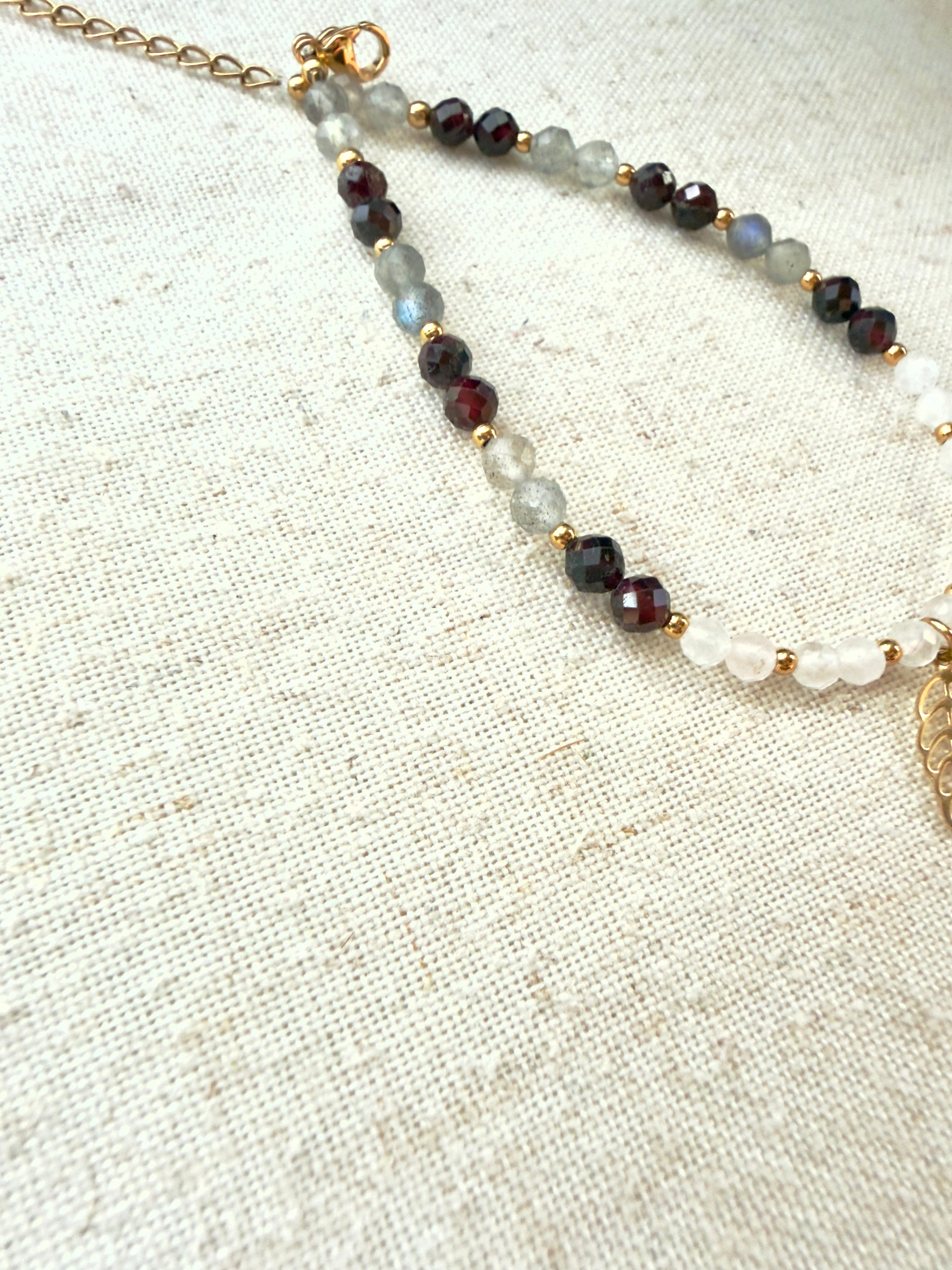 Bracelet en pierres naturelles pierre de lune, grenat et labradorite avec breloque feuille – Aléa