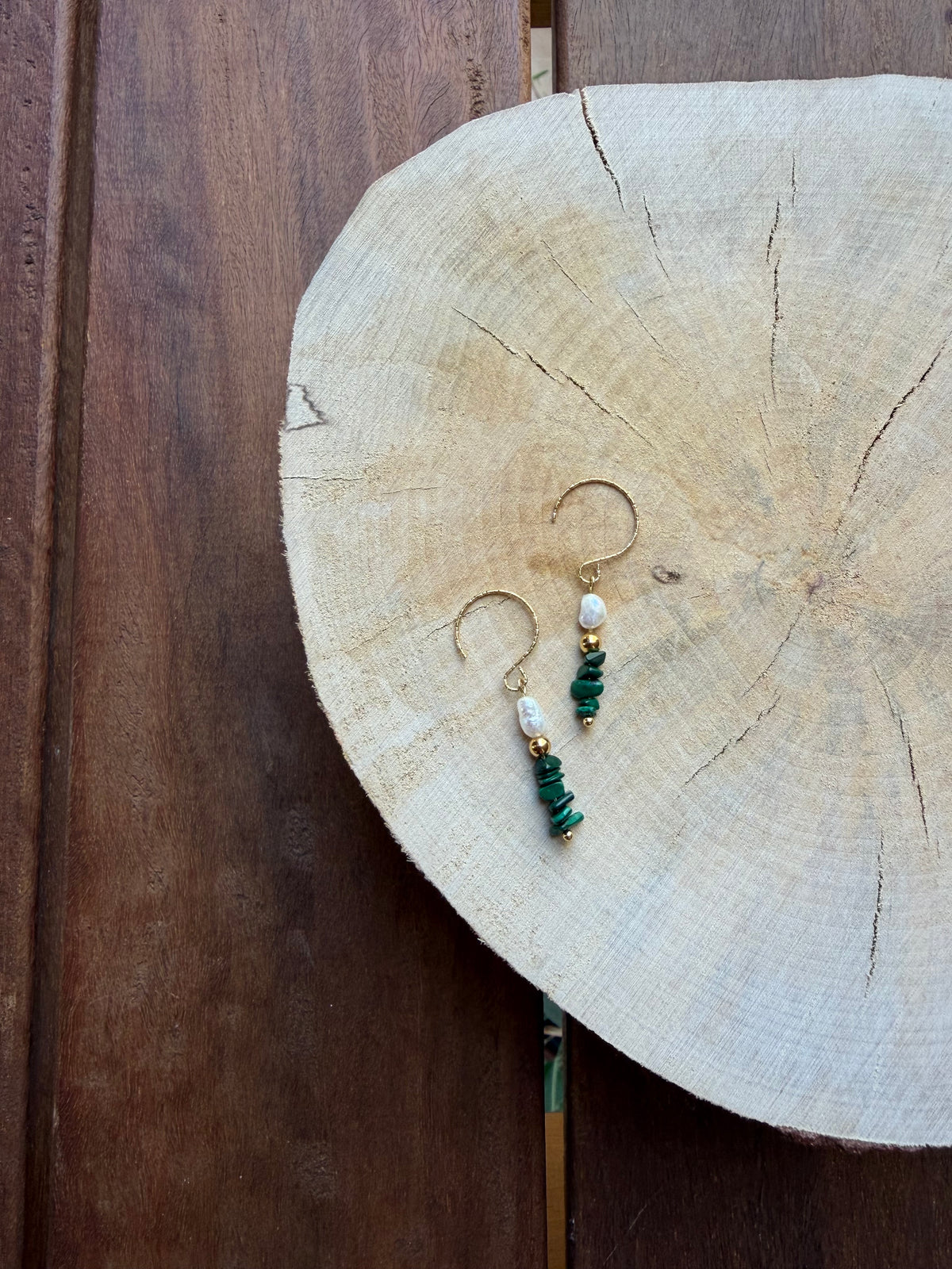 Boucles d’Oreilles Malachite, Perle d’Eau Douce & Hématite Dorée