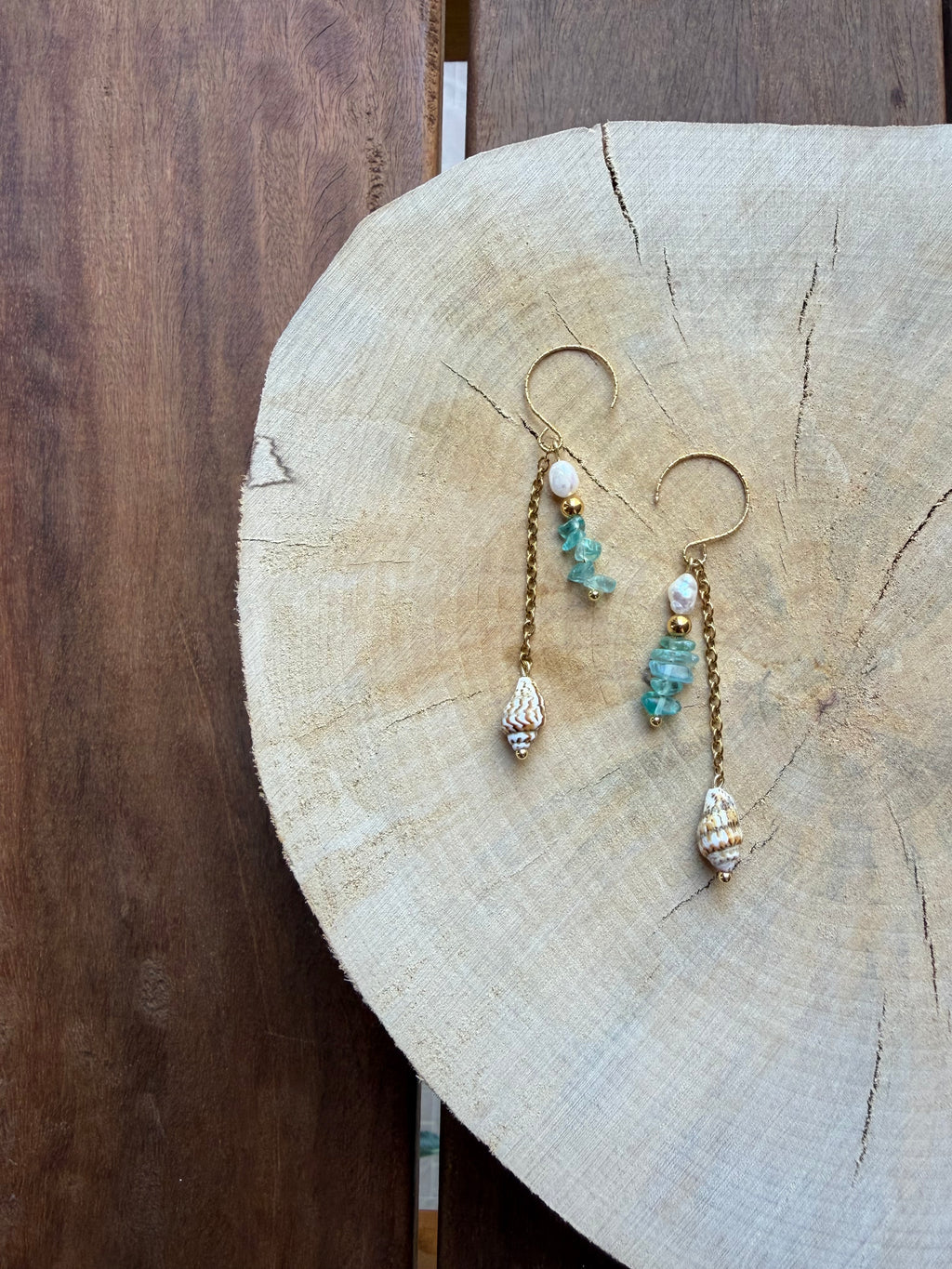 Boucles d’Oreilles Apatite Bleue, Perle d’Eau Douce & Coquillage
