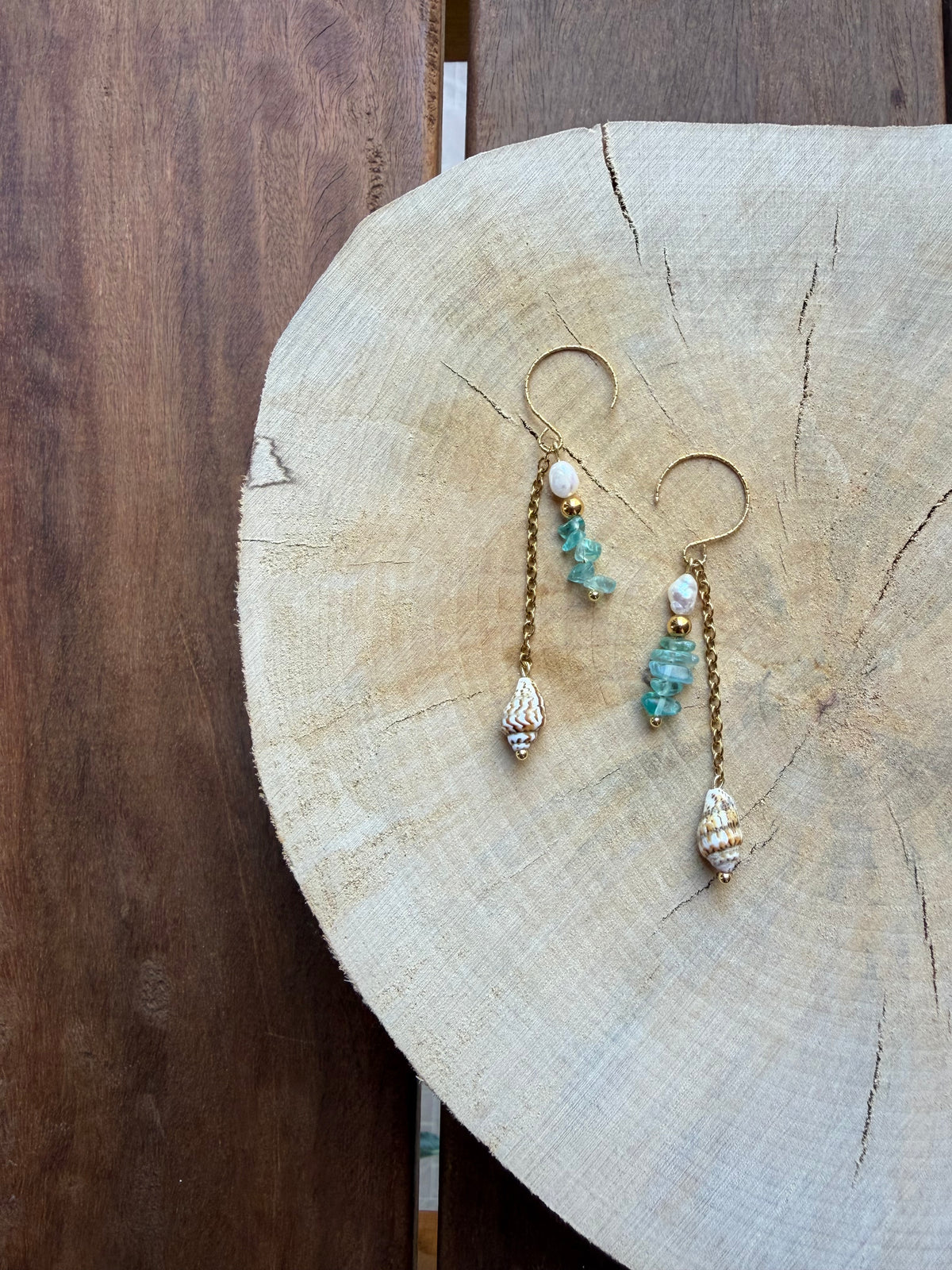 Boucles d’Oreilles Apatite Bleue, Perle d’Eau Douce & Coquillage