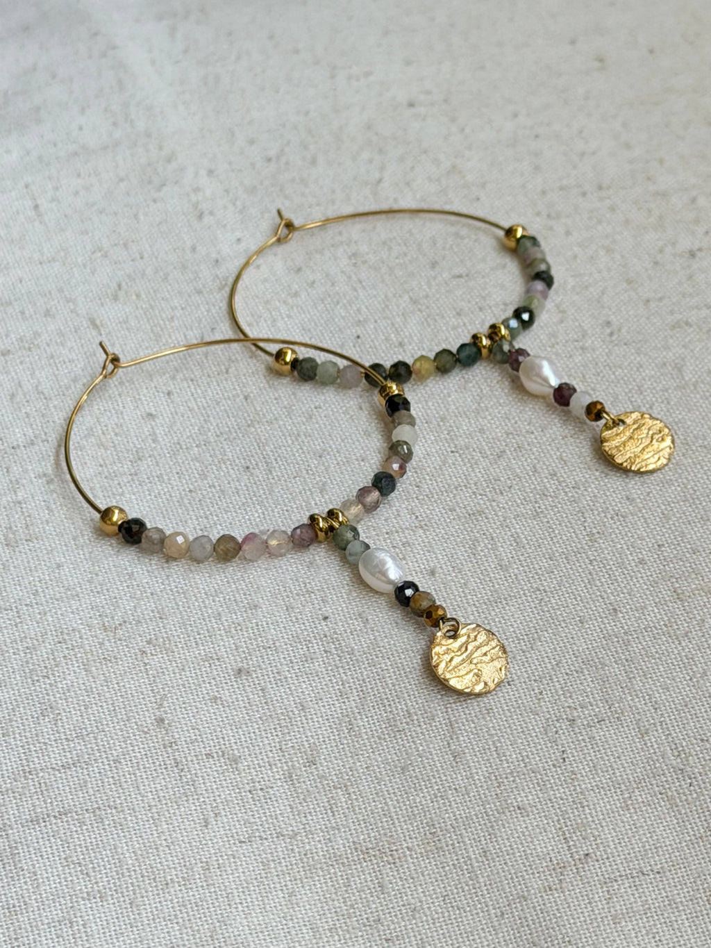Boucles d’oreilles Maïa – Tourmaline multicolore, perle d’eau douce et acier inoxydable