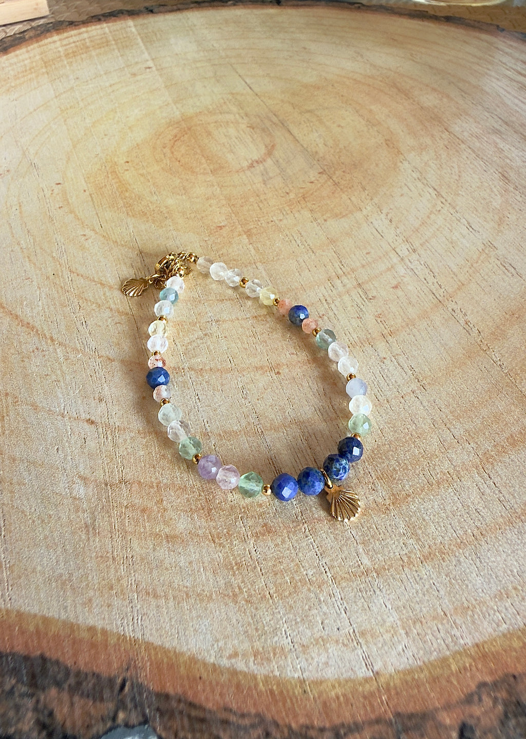 Bracelet en pierres naturelles fluorite, lapis lazuli et pierre du soleil avec pendentif coquillage – Océa