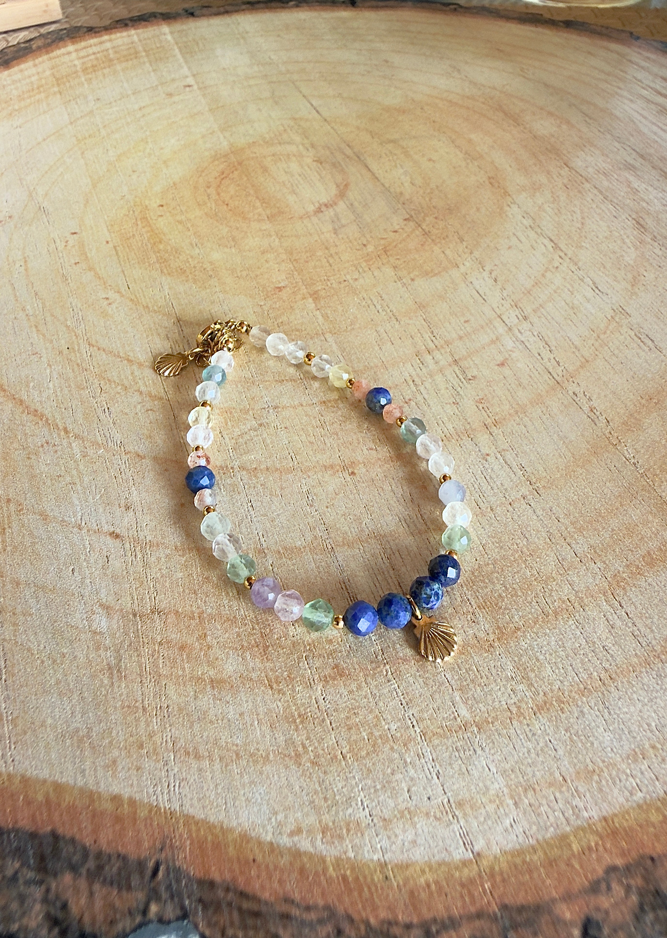 Bracelet en pierres naturelles fluorite, lapis lazuli et pierre du soleil avec pendentif coquillage – Océa
