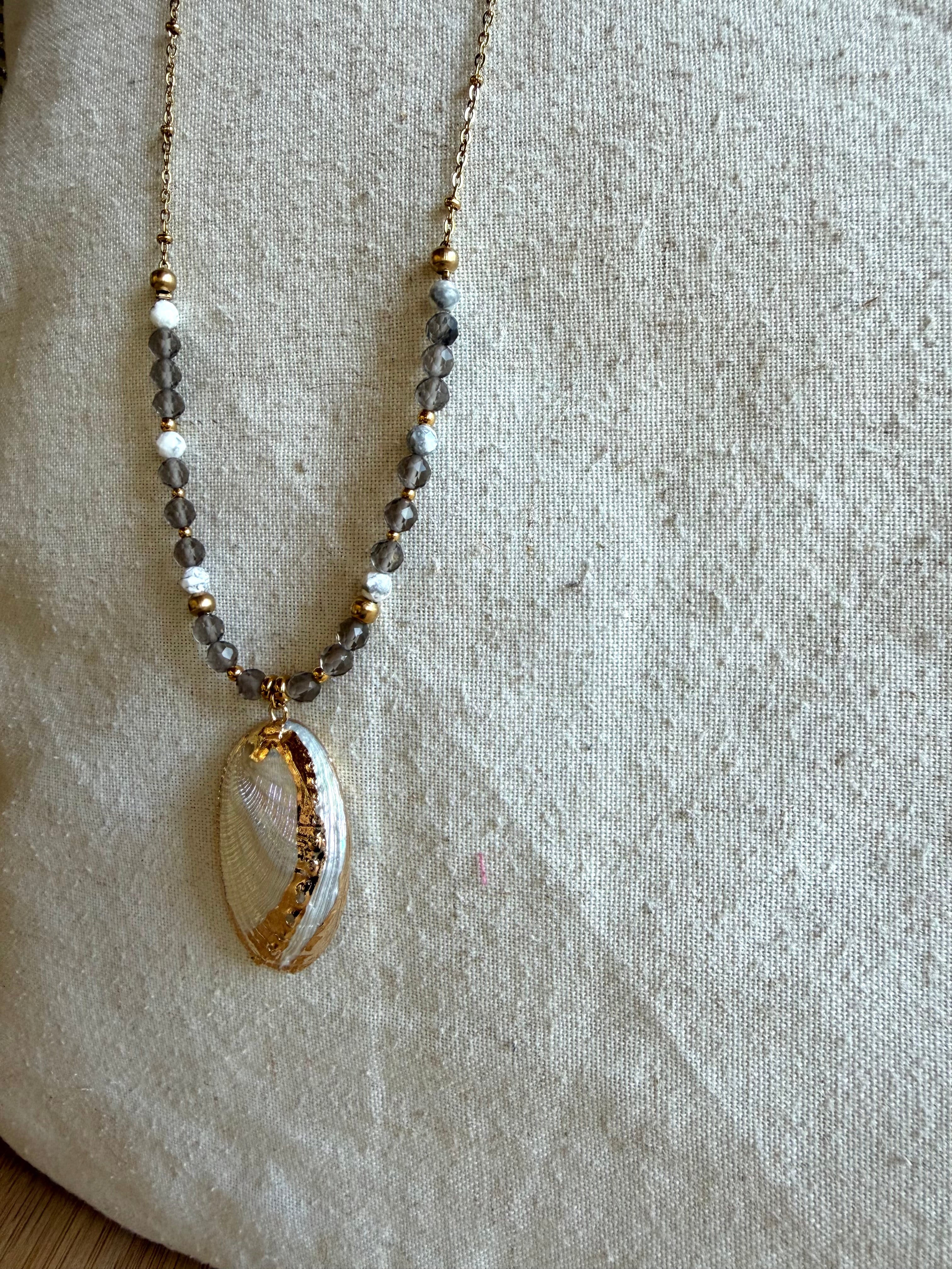 ✨ Collier Calypso – Howlite, Quartz Fumé & Coquillage Paua