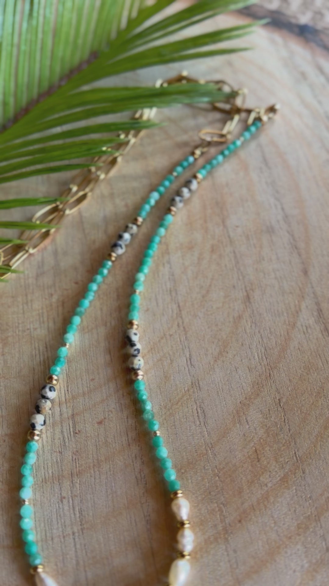 Chaîne de taille naturelle – Amazonite, jaspe dalmatien et perles d’eau douce