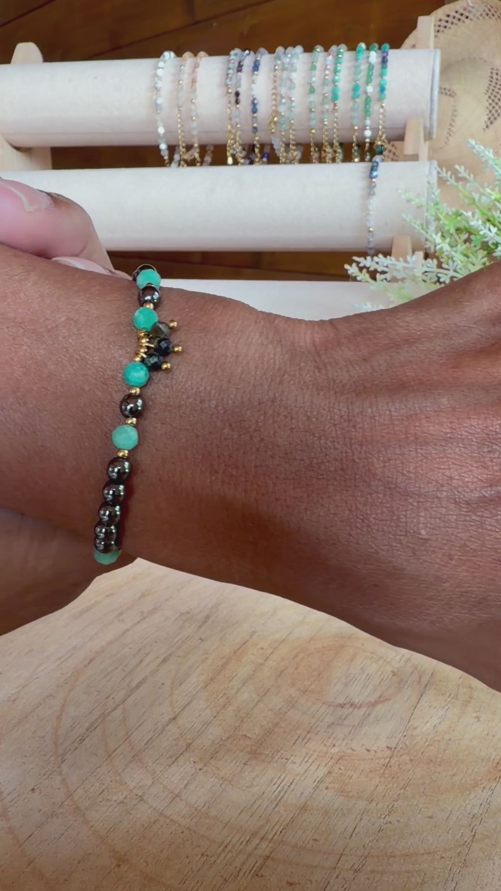 Bracelet en pierres naturelles hématite et amazonite avec breloque en turquoise africaine – Léona