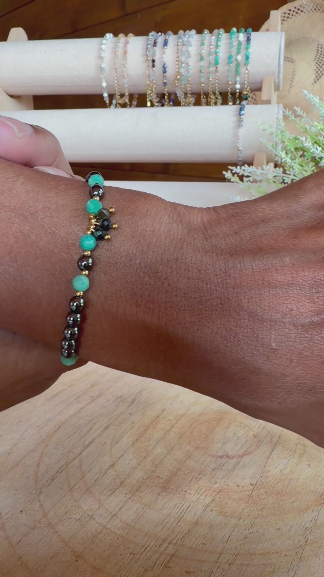 Bracelet en pierres naturelles hématite et amazonite avec breloque en turquoise africaine – Léona