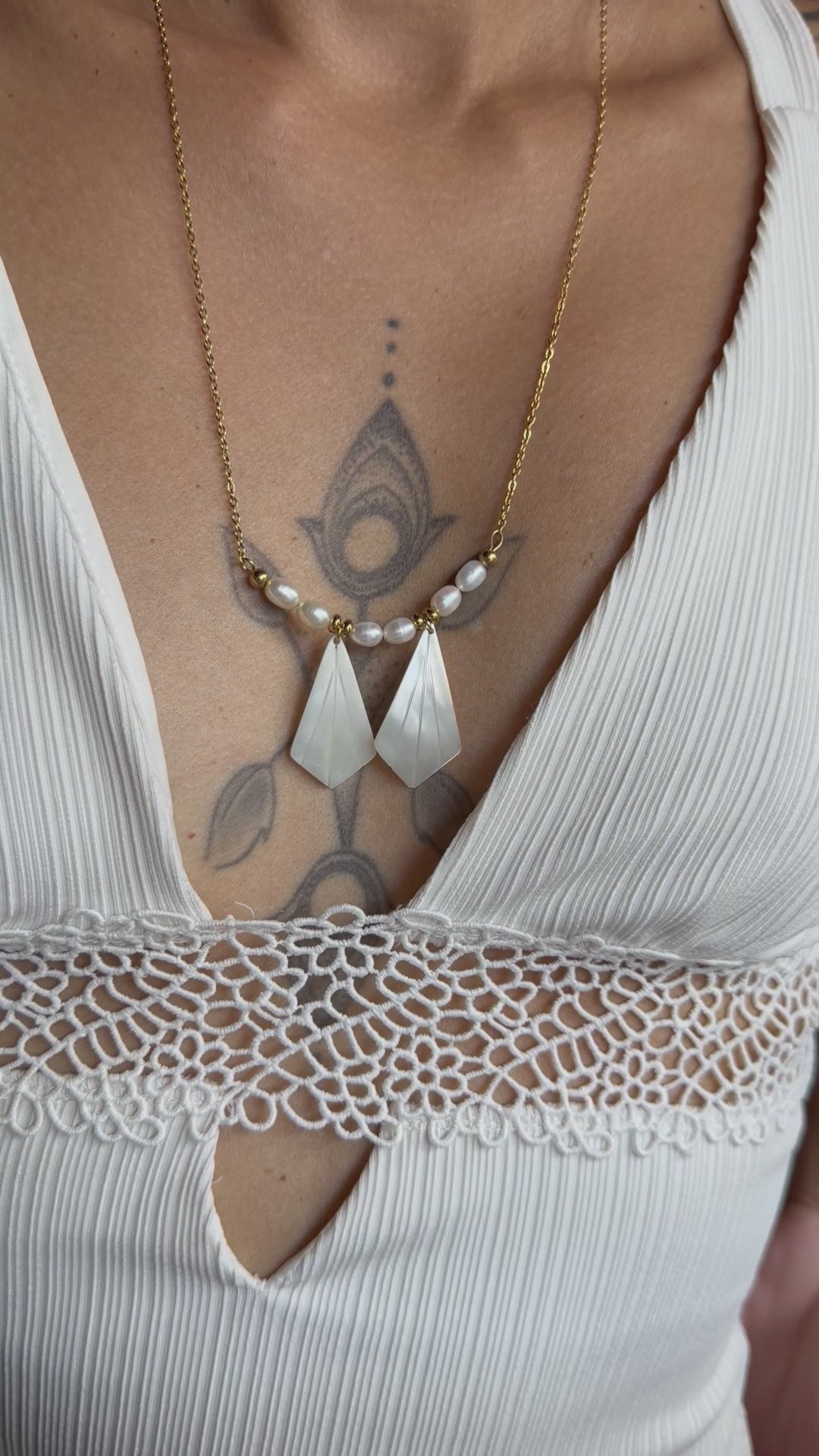 Collier Riviera avec perles d’eau douce blanches et breloques nacre pendantes – Maréa