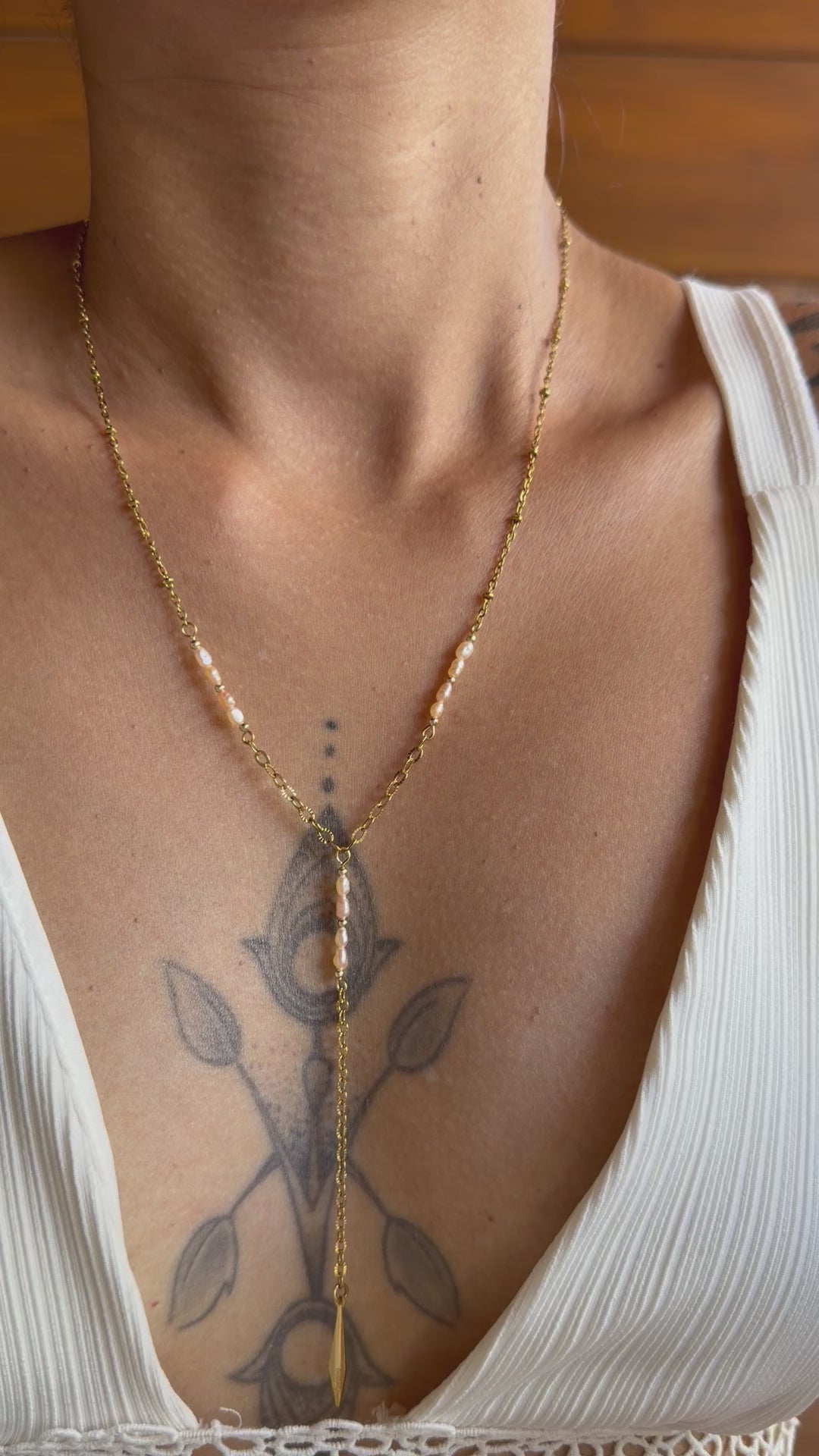 Collier doré Riviera avec perles d’eau douce crème/orangée et pendentif acier inoxydable – Séréna