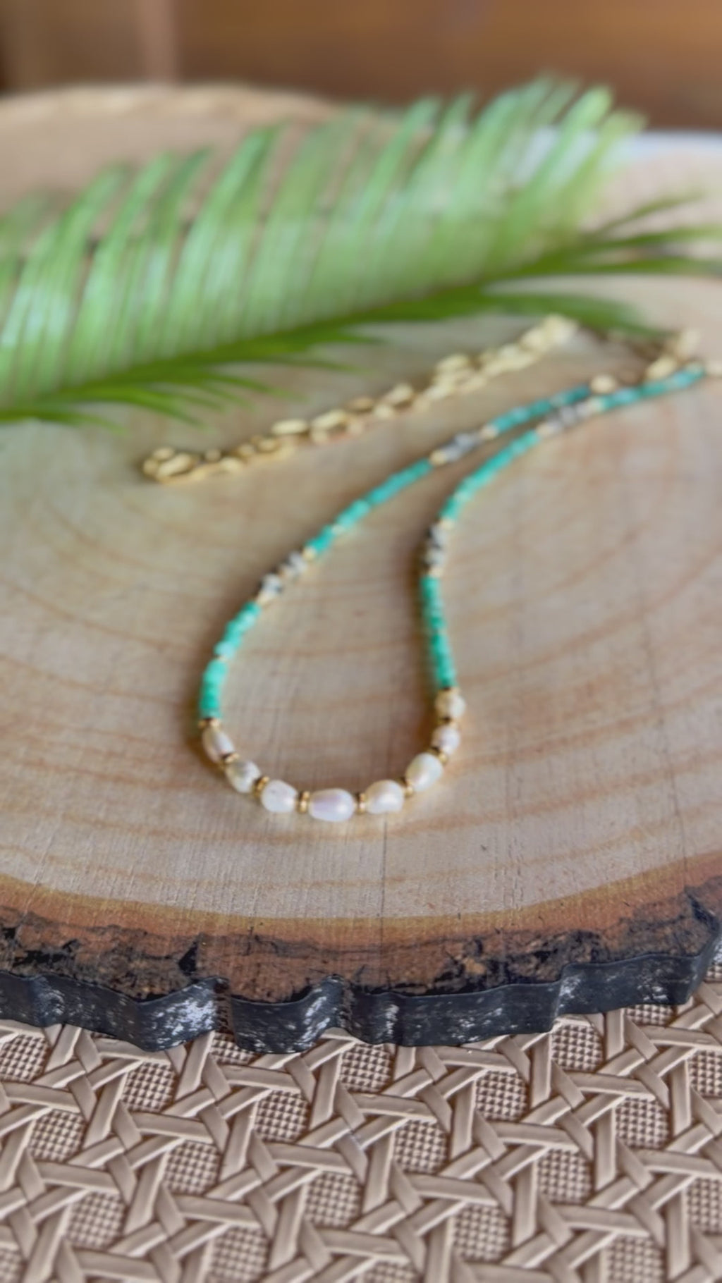 Chaîne de taille naturelle – Amazonite, jaspe dalmatien et perles d’eau douce