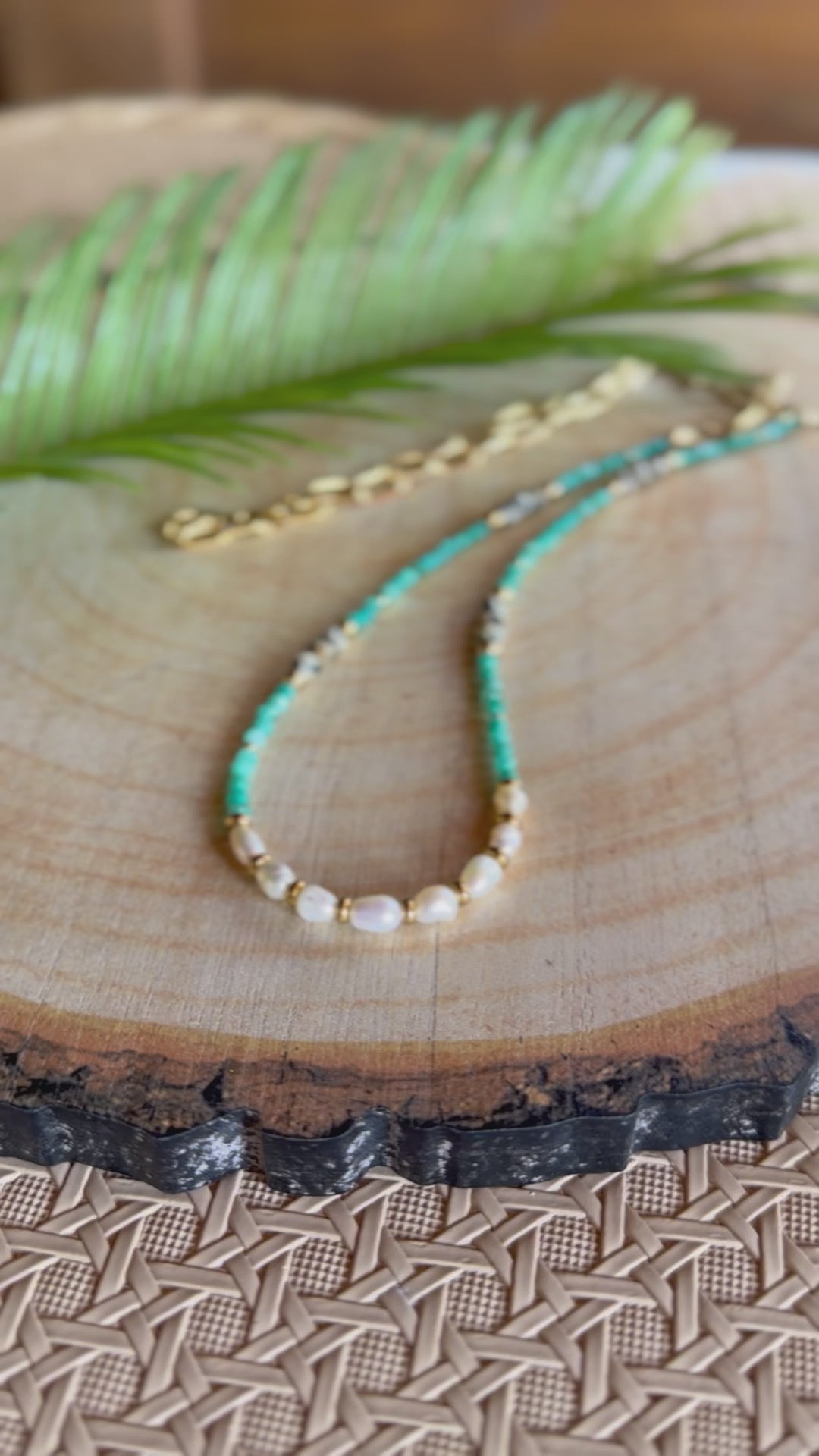 Chaîne de taille naturelle – Amazonite, jaspe dalmatien et perles d’eau douce