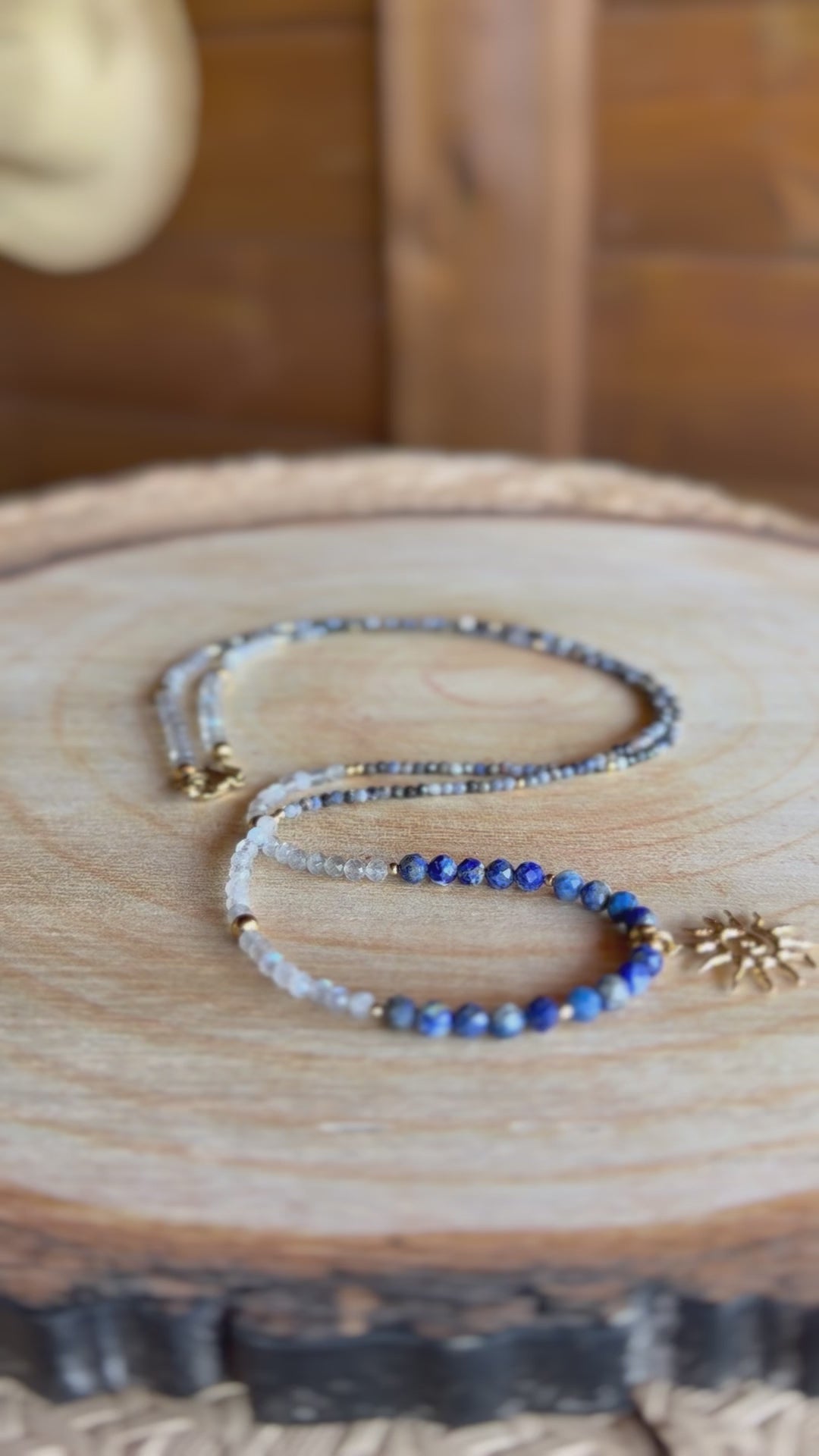 Chaîne de taille solaire – Lapis lazuli, saphir et labradorite