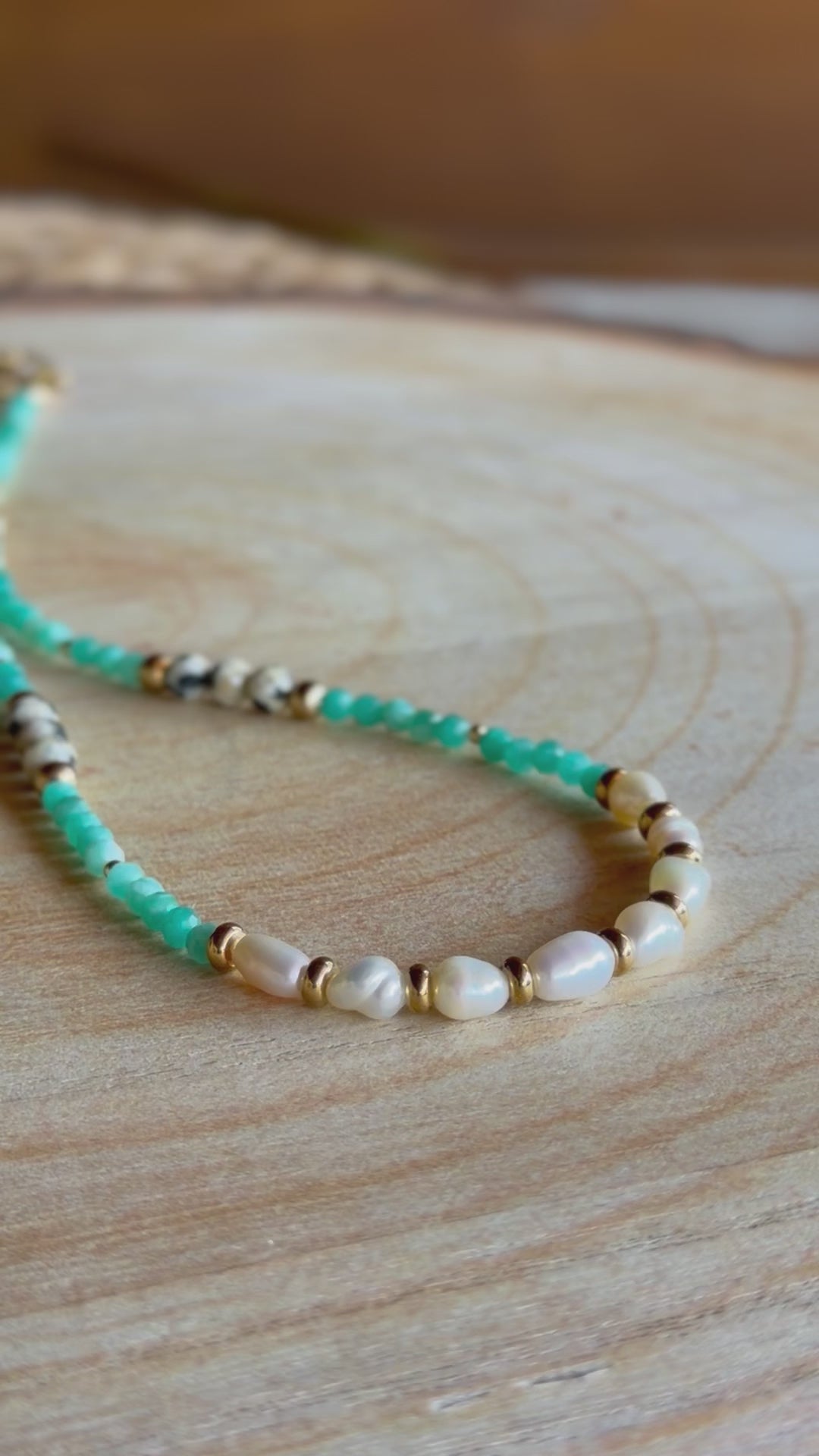 Chaîne de taille naturelle – Amazonite, jaspe dalmatien et perles d’eau douce