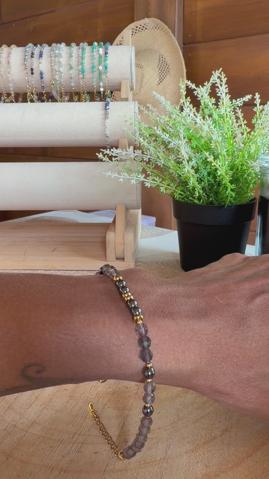 Bracelet en pierres naturelles hématite et quartz fumé avec perles dorées en acier inoxydable – Naya
