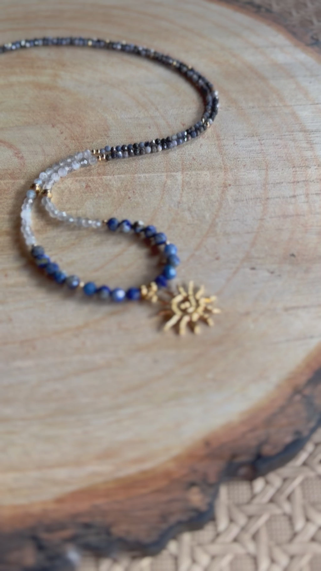 Chaîne de taille solaire – Lapis lazuli, saphir et labradorite