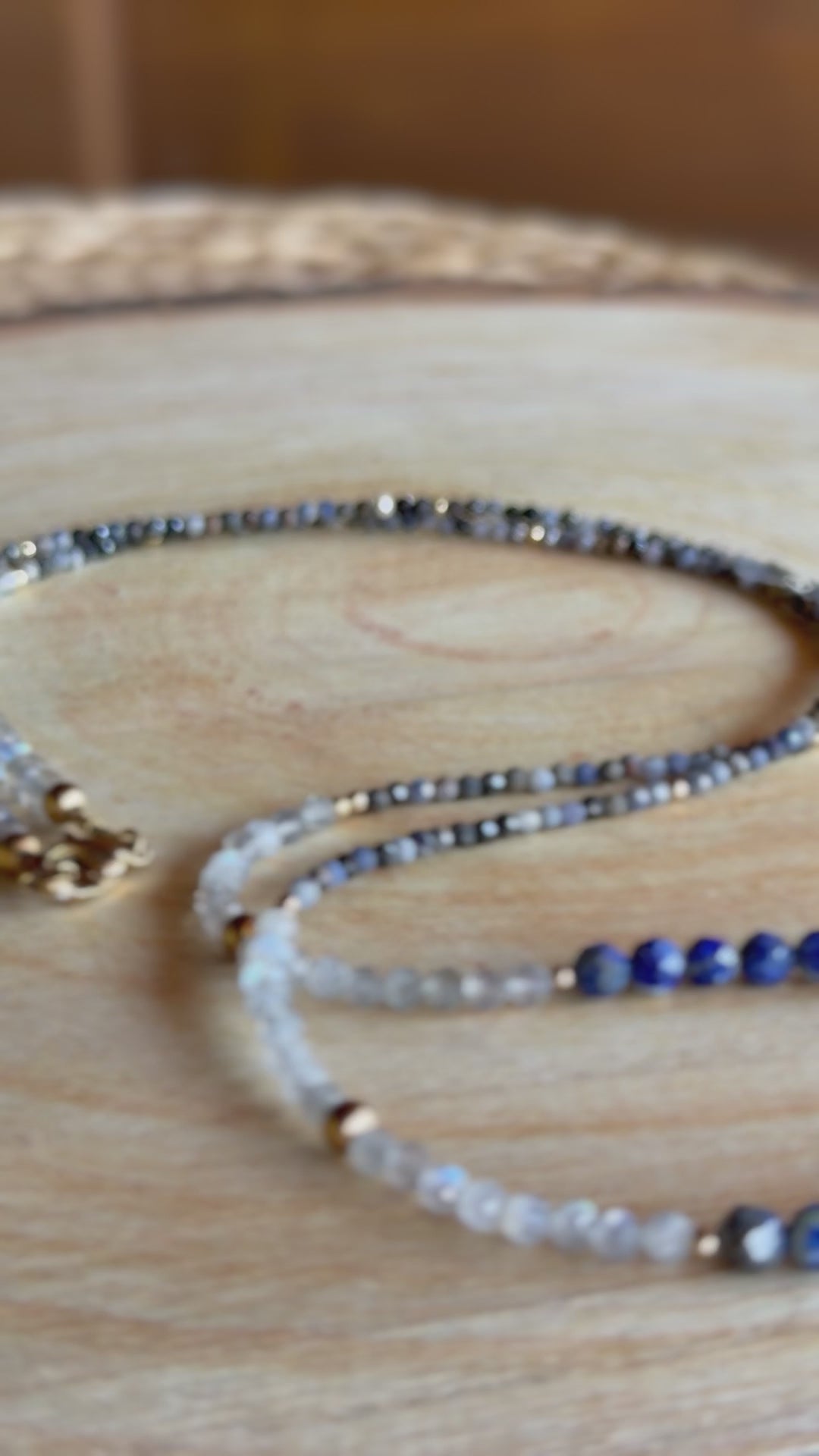 Chaîne de taille solaire – Lapis lazuli, saphir et labradorite
