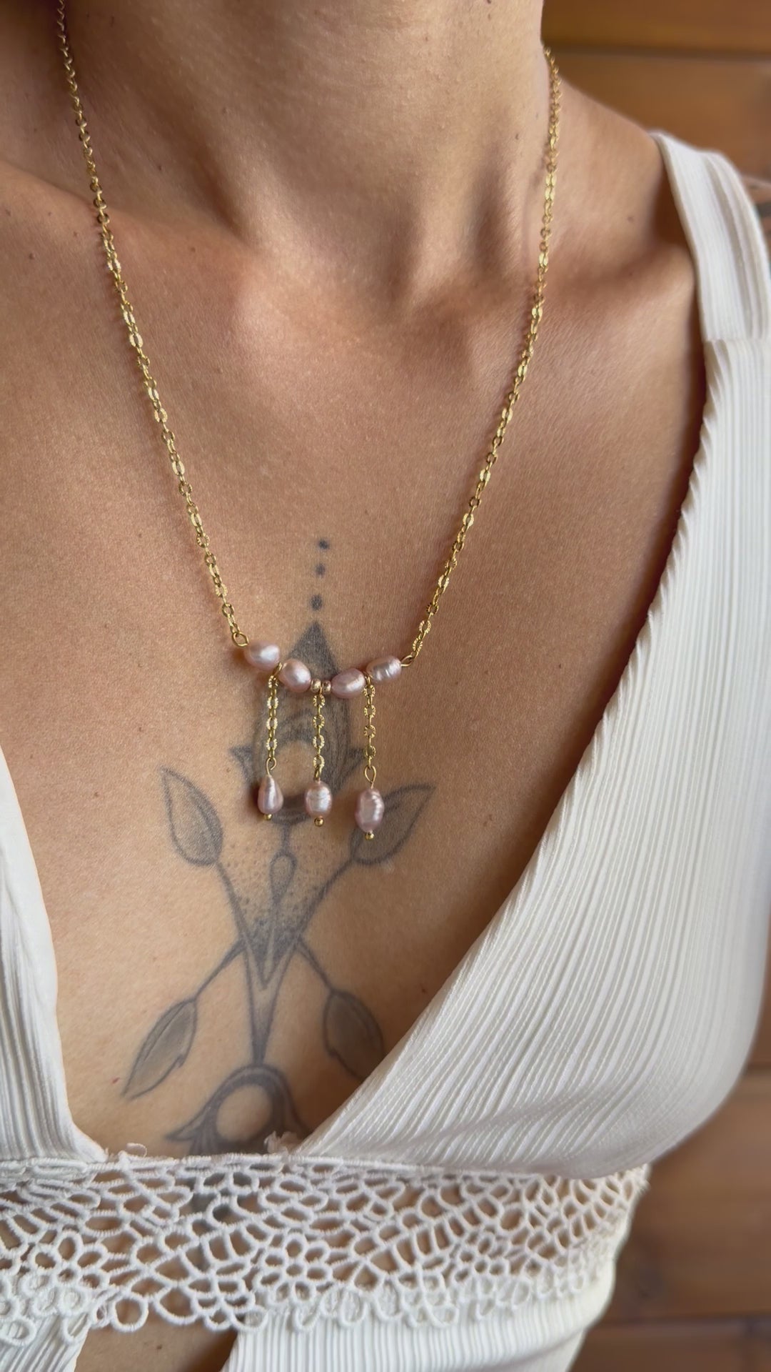 Collier Riviera chic avec perles d’eau douce rosées et perles pendantes dorées – Rosalia